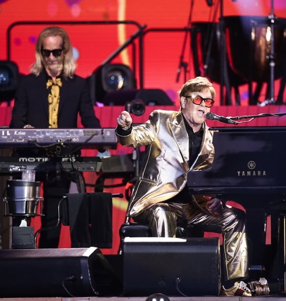 Elton John | &#x392;&#x3B1;&#x3B8;&#x3B9;&#x3AC; &#x3C3;&#x3C5;&#x3B3;&#x3BA;&#x3AF;&#x3BD;&#x3B7;&#x3C3;&#x3B7; &#x3C3;&#x3C4;&#x3B7;&#x3BD; &#x3C4;&#x3B5;&#x3BB;&#x3B5;&#x3C5;&#x3C4;&#x3B1;&#x3AF;&#x3B1;, &#x3B2;&#x3C1;&#x3B5;&#x3C4;&#x3B1;&#x3BD;&#x3B9;&#x3BA;&#x3AE; &#x3C3;&#x3C5;&#x3BD;&#x3B1;&#x3C5;&#x3BB;&#x3AF;&#x3B1; &#x3C4;&#x3B7;&#x3C2; &#x3BA;&#x3B1;&#x3C1;&#x3B9;&#x3AD;&#x3C1;&#x3B1;&#x3C2; &#x3C4;&#x3BF;&#x3C5;