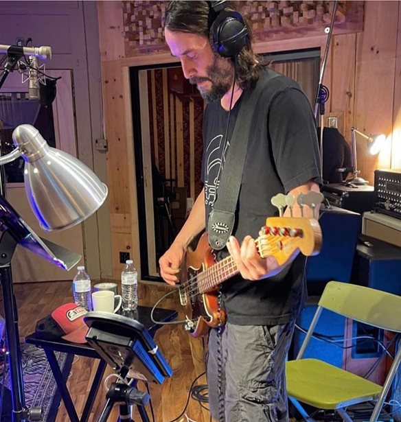 &#x39F;  Keanu Reeves &#x3BA;&#x3B1;&#x3B9; &#x3BF;&#x3B9; Dogstar &#x3AD;&#x3B4;&#x3C9;&#x3C3;&#x3B1;&#x3BD; &#x3C4;&#x3B7;&#x3BD; &#x3C0;&#x3C1;&#x3CE;&#x3C4;&#x3B7; &#x3C4;&#x3BF;&#x3C5;&#x3C2; &#x3C3;&#x3C5;&#x3BD;&#x3B1;&#x3C5;&#x3BB;&#x3AF;&#x3B1; &#x3BC;&#x3B5;&#x3C4;&#x3AC; &#x3B1;&#x3C0;&#x3CC; 20 &#x3C7;&#x3C1;&#x3CC;&#x3BD;&#x3B9;&#x3B1;