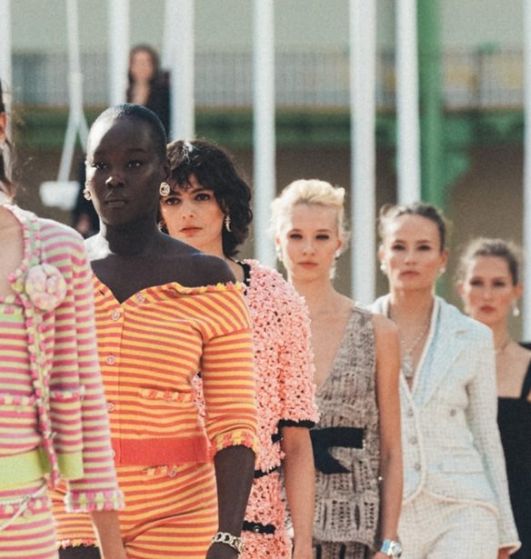 &#x397; &#x3BD;&#x3AD;&#x3B1; SS25 &#x3C3;&#x3C5;&#x3BB;&#x3BB;&#x3BF;&#x3B3;&#x3AE; &#x3C4;&#x3BF;&#x3C5; &#x3BF;&#x3AF;&#x3BA;&#x3BF;&#x3C5; Chanel &#x3B5;&#x3AF;&#x3BD;&#x3B1;&#x3B9; &#x3B1;&#x3C6;&#x3B9;&#x3B5;&#x3C1;&#x3C9;&#x3BC;&#x3AD;&#x3BD;&#x3B7; &#x3C3;&#x3C4;&#x3B9;&#x3C2; &#x3B3;&#x3C5;&#x3BD;&#x3B1;&#x3AF;&#x3BA;&#x3B5;&#x3C2; &#x3C0;&#x3BF;&#x3C5; &#x3B5;&#x3BD;&#x3AD;&#x3C0;&#x3BD;&#x3B5;&#x3B1;&#x3BD; &#x3C4;&#x3B7; Gabrielle Chanel