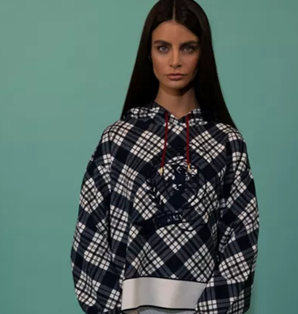 To casual preppy look &#x3BC;&#x3B5; &#x3BA;&#x3BF;&#x3BC;&#x3BC;&#x3AC;&#x3C4;&#x3B9;&#x3B1; Tommy Hilfiger &#x3C0;&#x3BF;&#x3C5; &#x3B5;&#x3AF;&#x3BD;&#x3B1;&#x3B9; &#x3B9;&#x3B4;&#x3B1;&#x3BD;&#x3B9;&#x3BA;&#x3CC; &#x3B3;&#x3B9;&#x3B1; &#x3BC;&#x3B9;&#x3B1; &#x3B1;&#x3C0;&#x3CC;&#x3B4;&#x3C1;&#x3B1;&#x3C3;&#x3B7; &#x3C3;&#x3B5; &#x3BD;&#x3B7;&#x3C3;&#x3AF; &#x3BC;&#x3B5; &#x3C4;&#x3B9;&#x3C2; &#x3C6;&#x3AF;&#x3BB;&#x3B5;&#x3C2; &#x3C3;&#x3BF;&#x3C5;