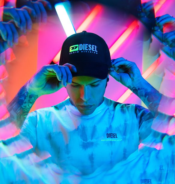 DIESEL x Fedez: &#x397; &#x3C0;&#x3B9;&#x3BF; fluo &#x3C3;&#x3C5;&#x3BB;&#x3BB;&#x3BF;&#x3B3;&#x3AE; &#x3BC;&#x3CC;&#x3BB;&#x3B9;&#x3C2; &#x3BA;&#x3C5;&#x3BA;&#x3BB;&#x3BF;&#x3C6;&#x3CC;&#x3C1;&#x3B7;&#x3C3;&#x3B5;