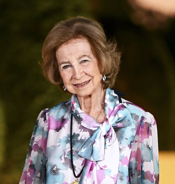 &quot;&#x3A3;&#x3C5;&#x3BD;&#x3B5;&#x3C7;&#x3AE;&#x3C2; &#x3B7; &#x3C0;&#x3B1;&#x3C1;&#x3BF;&#x3C5;&#x3C3;&#x3AF;&#x3B1;&#xA0;&#x3B3;&#x3B9;&#x3B1;&#x3C4;&#x3C1;&#x3CE;&#x3BD;,&#xA0;&#x3BF;&#x3C1;&#x3B8;&#x3CC;&#x3B4;&#x3BF;&#x3BE;&#x3C9;&#x3BD; &#x3BA;&#x3B1;&#x3B9; &#x3BA;&#x3B1;&#x3B8;&#x3BF;&#x3BB;&#x3B9;&#x3BA;&#x3CE;&#x3BD; &#x3B9;&#x3B5;&#x3C1;&#x3AD;&#x3C9;&#x3BD; &#x3C3;&#x3C4;&#x3BF; &#x3A0;&#x3B1;&#x3BB;&#x3AC;&#x3C4;&#x3B9;&quot;. &#x3A0;&#x3BF;&#x3BB;&#x3CD; &#x3AC;&#x3C3;&#x3C7;&#x3B7;&#x3BC;&#x3B5;&#x3C2; &#x3BC;&#x3AD;&#x3C1;&#x3B5;&#x3C2; &#x3B3;&#x3B9;&#x3B1; &#x3C4;&#x3B7;&#x3BD; &#x3B1;&#x3B4;&#x3B5;&#x3BB;&#x3C6;&#x3AE; &#x3C4;&#x3B7;&#x3C2; &#x3B2;&#x3B1;&#x3C3;&#x3AF;&#x3BB;&#x3B9;&#x3C3;&#x3C3;&#x3B1;&#x3C2; &#x3A3;&#x3BF;&#x3C6;&#x3AF;&#x3B1;&#x3C2;