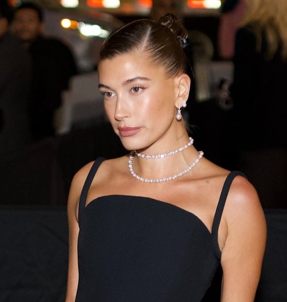 Hailey Bieber | &#x397; &#x3C4;&#x3BF;&#x3BB;&#x3BC;&#x3B7;&#x3C1;&#x3AE; &#x3B5;&#x3BC;&#x3C6;&#x3AC;&#x3BD;&#x3B9;&#x3C3;&#x3B7; &#x3BC;&#x3B5; &#x3BC;&#x3B1;&#x3CD;&#x3C1;&#x3BF; &#x3BF;&#x3BB;&#x3CC;&#x3C3;&#x3C9;&#x3BC;&#x3BF; &#x3BA;&#x3BF;&#x3C1;&#x3BC;&#x3AC;&#x3BA;&#x3B9; &#x3B1;&#x3C0;&#x3CC; &#x3B4;&#x3B1;&#x3BD;&#x3C4;&#x3AD;&#x3BB;&#x3B1;