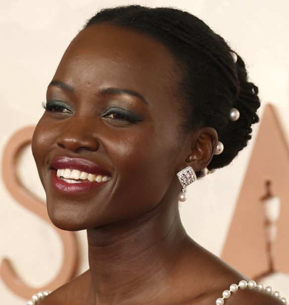 Lupita Nyong&#x27;o | &#x3A0;&#x3BF;&#x3B9;&#x3B1; &#x3B7;&#x3C1;&#x3C9;&#x3AF;&#x3B4;&#x3B1; &#x3C5;&#x3C0;&#x3BF;&#x3B4;&#x3CD;&#x3B5;&#x3C4;&#x3B1;&#x3B9; &#x3C3;&#x3C4;&#x3B7;&#x3BD; &quot;&#x39F;&#x3B4;&#x3CD;&#x3C3;&#x3C3;&#x3B5;&#x3B9;&#x3B1;&quot; &#x3C4;&#x3BF;&#x3C5; Christopher Nolan