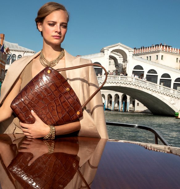 Max Mara SS21 | &#x3A4;&#x3B1; &#x3C5;&#x3C0;&#x3AD;&#x3C1;&#x3BF;&#x3C7;&#x3B1; &#x3B1;&#x3BE;&#x3B5;&#x3C3;&#x3BF;&#x3C5;&#x3AC;&#x3C1; &#x3C4;&#x3B7;&#x3C2; &#x3BD;&#x3AD;&#x3B1;&#x3C2; &#x3C3;&#x3C5;&#x3BB;&#x3BB;&#x3BF;&#x3B3;&#x3AE;&#x3C2; &#x3BC;&#x3AD;&#x3C3;&#x3B1; &#x3B1;&#x3C0;&#x3CC; &#x3AD;&#x3BD;&#x3B1; &#x3C4;&#x3B1;&#x3BE;&#x3AF;&#x3B4;&#x3B9; &#x3C3;&#x3C4;&#x3B7; &#x392;&#x3B5;&#x3BD;&#x3B5;&#x3C4;&#x3AF;&#x3B1;