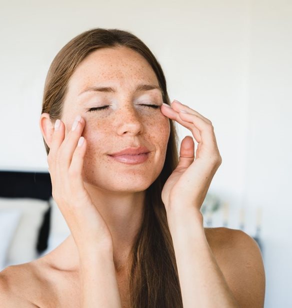 H κρέμα με ρετινοειδή που φοριέται ακόμα και το πρωί