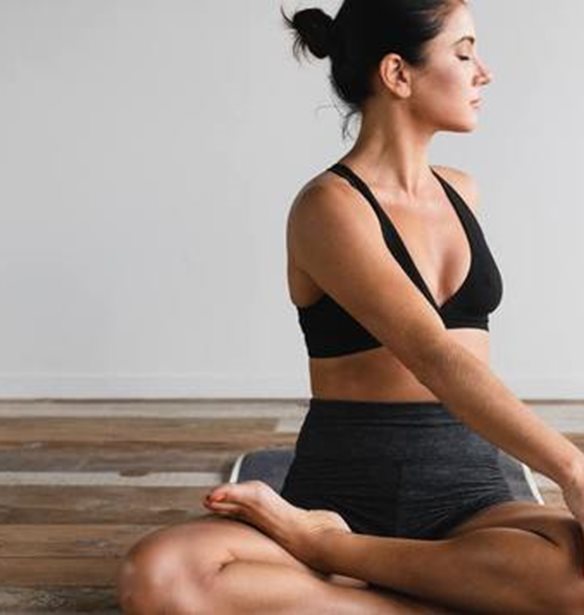 Αυτό το δεκάλεπτο πρόγραμμα γιόγκα αρκεί για να ηρεμήσετε το σώμα και το μυαλό σας