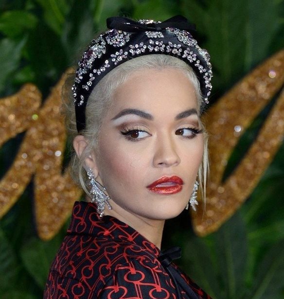 H Rita Ora &#x3B1;&#x3C0;&#x3BF;&#x3BA;&#x3B1;&#x3BB;&#x3CD;&#x3C0;&#x3C4;&#x3B5;&#x3B9; &#x3C4;&#x3BF; &#x3BC;&#x3C5;&#x3C3;&#x3C4;&#x3B9;&#x3BA;&#x3CC; &#x3C4;&#x3B7;&#x3C2; &#x3B3;&#x3B9;&#x3B1; &#x3BB;&#x3B1;&#x3BC;&#x3C0;&#x3B5;&#x3C1;&#x3AE;, &#x3BD;&#x3B5;&#x3B1;&#x3BD;&#x3B9;&#x3BA;&#x3AE; &#x3B5;&#x3C0;&#x3B9;&#x3B4;&#x3B5;&#x3C1;&#x3BC;&#x3AF;&#x3B4;&#x3B1;