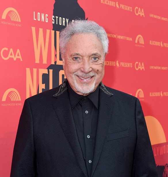 &#x39F; Sir Tom Jones &#x3AD;&#x3C1;&#x3C7;&#x3B5;&#x3C4;&#x3B1;&#x3B9; &#x3B3;&#x3B9;&#x3B1; &#x3C0;&#x3C1;&#x3CE;&#x3C4;&#x3B7; &#x3C6;&#x3BF;&#x3C1;&#x3AC; &#x3C3;&#x3C4;&#x3B7;&#x3BD; &#x391;&#x3B8;&#x3AE;&#x3BD;&#x3B1;