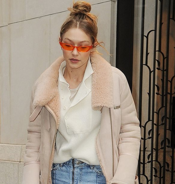 Gigi Hadid: &#x39A;&#x3BB;&#x3AD;&#x3B2;&#x3B5;&#x3B9; &#x3C4;&#x3B9;&#x3C2; &#x3B5;&#x3BD;&#x3C4;&#x3C5;&#x3C0;&#x3CE;&#x3C3;&#x3B5;&#x3B9;&#x3C2; &#x3BC;&#x3B5; &#x3AD;&#x3BD;&#x3B1; total-white look
