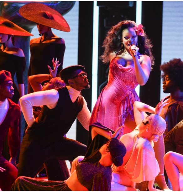 &#x393;&#x3B9;&#x3B1;&#x3C4;&#x3AF; &#x3CC;&#x3BB;&#x3BF;&#x3B9; &#x3BC;&#x3B9;&#x3BB;&#x3BF;&#x3CD;&#x3BD; &#x3B3;&#x3B9;&#x3B1; &#x3C4;&#x3B7; &#x3C7;&#x3B8;&#x3B5;&#x3C3;&#x3B9;&#x3BD;&#x3AE; &#x3B5;&#x3BC;&#x3C6;&#x3AC;&#x3BD;&#x3B9;&#x3C3;&#x3B7; &#x3C4;&#x3B7;&#x3C2; Rihanna &#x3C0;&#x3AC;&#x3BD;&#x3C9; &#x3C3;&#x3C4;&#x3B7; &#x3C3;&#x3BA;&#x3B7;&#x3BD;&#x3AE;;