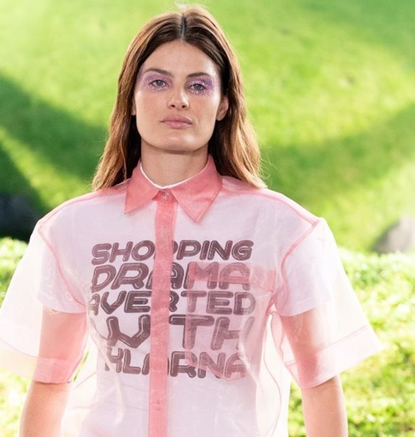 Οι διαφάνειες είναι το micro-trend που σου προτείνουμε να υιοθετήσεις αυτή τη σεζόν