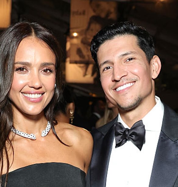 Danny Ramirez | &#x395;&#x3AF;&#x3BD;&#x3B1;&#x3B9; &#x3B5;&#x3C1;&#x3C9;&#x3C4;&#x3B5;&#x3C5;&#x3BC;&#x3AD;&#x3BD;&#x3BF;&#x3C2; &#x3BC;&#x3B5; &#x3C4;&#x3B7;&#x3BD; Jessica Alba &#x3BA;&#x3B1;&#x3B9; &#x3C4;&#x3BF; &#x3C6;&#x3C9;&#x3BD;&#x3AC;&#x3B6;&#x3B5;&#x3B9;!