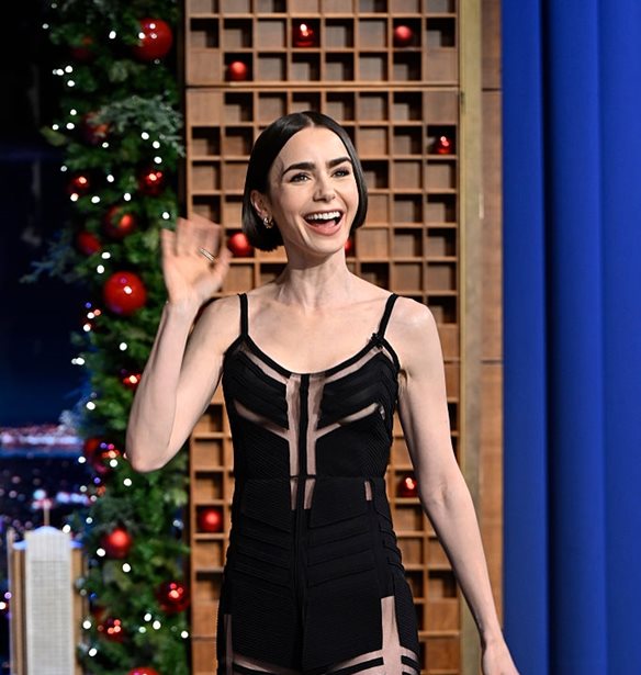 Lily Collins | &#x393;&#x3B9;&#x3B1;&#x3C4;&#x3AF; &#x3B1;&#x3BD;&#x3B1;&#x3C6;&#x3AD;&#x3C1;&#x3B8;&#x3B7;&#x3BA;&#x3B5; &#x3C3;&#x3C4;&#x3BF;&#x3BD; &#x388;&#x3BB;&#x3BB;&#x3B7;&#x3BD;&#x3B1; &#x3C0;&#x3C1;&#x3C9;&#x3B8;&#x3C5;&#x3C0;&#x3BF;&#x3C5;&#x3C1;&#x3B3;&#x3CC; &#x3C3;&#x3B5; &#x3BD;&#x3AD;&#x3B1; &#x3C4;&#x3B7;&#x3BB;&#x3B5;&#x3BF;&#x3C0;&#x3C4;&#x3B9;&#x3BA;&#x3AE; &#x3C4;&#x3B7;&#x3C2; &#x3C3;&#x3C5;&#x3BD;&#x3AD;&#x3BD;&#x3C4;&#x3B5;&#x3C5;&#x3BE;&#x3B7;;