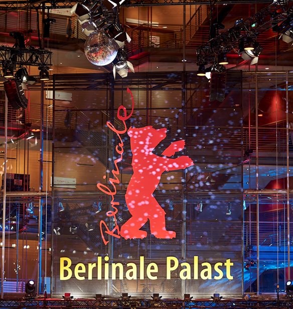 Berlinale 2022 | &#x393;&#x3C5;&#x3BD;&#x3B1;&#x3AF;&#x3BA;&#x3B5;&#x3C2; &#x3C0;&#x3AE;&#x3C1;&#x3B1;&#x3BD; &#x3CC;&#x3BB;&#x3B1; &#x3C4;&#x3B1; &#x3BA;&#x3BF;&#x3C1;&#x3C5;&#x3C6;&#x3B1;&#x3AF;&#x3B1; &#x3B2;&#x3C1;&#x3B1;&#x3B2;&#x3B5;&#x3AF;&#x3B1; &#x3C3;&#x3C4;&#x3BF; &#x3B4;&#x3B9;&#x3B5;&#x3B8;&#x3BD;&#x3AD;&#x3C2; &#x3C6;&#x3B5;&#x3C3;&#x3C4;&#x3B9;&#x3B2;&#x3AC;&#x3BB; &#x3BA;&#x3B9;&#x3BD;&#x3B7;&#x3BC;&#x3B1;&#x3C4;&#x3BF;&#x3B3;&#x3C1;&#x3AC;&#x3C6;&#x3BF;&#x3C5; &#x3C4;&#x3BF;&#x3C5; &#x392;&#x3B5;&#x3C1;&#x3BF;&#x3BB;&#x3AF;&#x3BD;&#x3BF;&#x3C5;