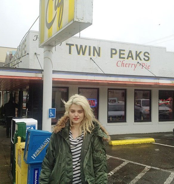 &#x397; Sky Ferreira &#x3BC;&#x3B9;&#x3BB;&#x3AC; &#x3B3;&#x3B9;&#x3B1; &#x3C4;&#x3BF; &#x3C1;&#x3CC;&#x3BB;&#x3BF; &#x3C4;&#x3B7;&#x3C2; &#x3C3;&#x3C4;&#x3BF; Twin Peaks