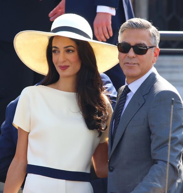 Amal Clooney: &#x3A4;&#x3BF; Oscar de la Renta &#x3BD;&#x3C5;&#x3C6;&#x3B9;&#x3BA;&#x3CC; &#x3C4;&#x3B7;&#x3C2; &#x3B5;&#x3BA;&#x3C4;&#x3AF;&#x3B8;&#x3B5;&#x3C4;&#x3B1;&#x3B9; &#x3C3;&#x3B5; &#x3BC;&#x3BF;&#x3C5;&#x3C3;&#x3B5;&#x3AF;&#x3BF;
