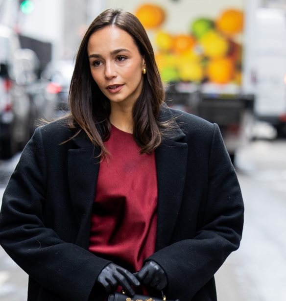 Το σατέν φόρεμα από τη Zara που θα αγοράσεις φέτος και θα φοράς για χρόνια