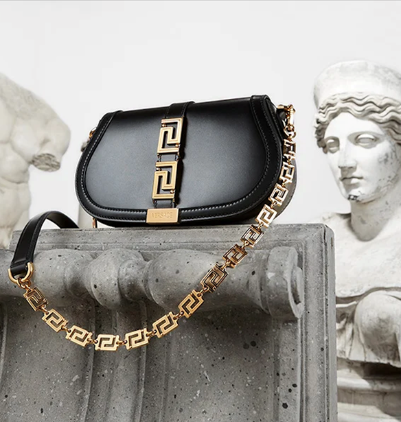 Greca Goddess | &#x397; &#x3BD;&#x3AD;&#x3B1; it bag &#x3C4;&#x3BF;&#x3C5; &#x3BF;&#x3AF;&#x3BA;&#x3BF;&#x3C5; Versace &#x3B5;&#x3BC;&#x3C0;&#x3BD;&#x3AD;&#x3B5;&#x3C4;&#x3B1;&#x3B9; &#x3B1;&#x3C0;&#x3CC; &#x3C4;&#x3BF;&#x3BD; &#x3B1;&#x3C1;&#x3C7;&#x3B1;&#x3B9;&#x3BF;&#x3B5;&#x3BB;&#x3BB;&#x3B7;&#x3BD;&#x3B9;&#x3BA;&#x3CC; &#x3C0;&#x3BF;&#x3BB;&#x3B9;&#x3C4;&#x3B9;&#x3C3;&#x3BC;&#x3CC;