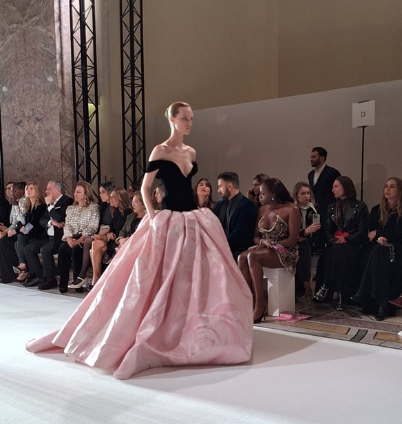 Take a bow | H &#x3C3;&#x3C5;&#x3BB;&#x3BB;&#x3BF;&#x3B3;&#x3AE; haute couture &#x3C4;&#x3B7;&#x3C2; &#x3A3;&#x3AE;&#x3BB;&#x3B9;&#x3B1;&#x3C2; &#x39A;&#x3C1;&#x3B9;&#x3B8;&#x3B1;&#x3C1;&#x3B9;&#x3CE;&#x3C4;&#x3B7; &#x3C0;&#x3B1;&#x3C1;&#x3BF;&#x3C5;&#x3C3;&#x3B9;&#x3AC;&#x3C3;&#x3C4;&#x3B7;&#x3BA;&#x3B5; &#x3C3;&#x3C4;&#x3BF; &#x3A0;&#x3B1;&#x3C1;&#x3AF;&#x3C3;&#x3B9;