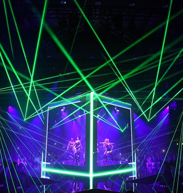 Calzedonia Summer Show | Τα πιο hot μαγιό του καλοκαιριού σε ένα... κουτί!