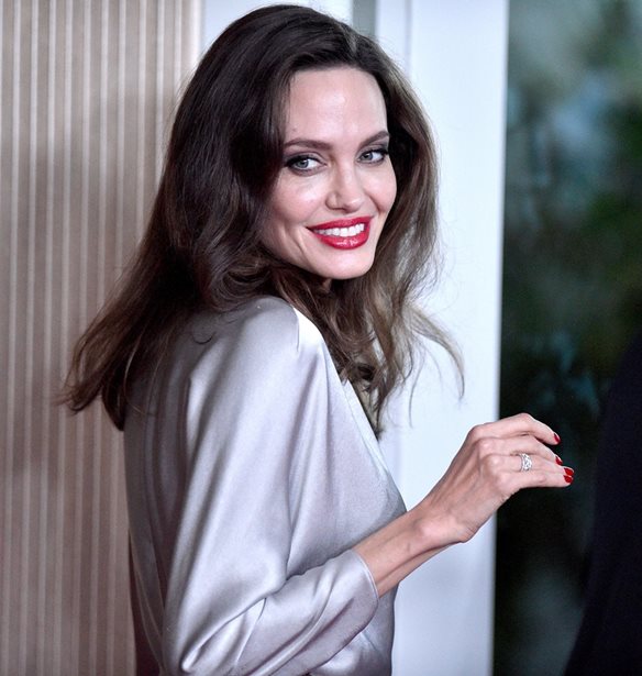 Angelina Jolie | &#x388;&#x3B3;&#x3B9;&#x3BD;&#x3B5; &#x3BE;&#x3B1;&#x3BD;&#x3B8;&#x3B9;&#x3AC; &#x3B3;&#x3B9;&#x3B1; &#x3C7;&#x3AC;&#x3C1;&#x3B7; &#x3C4;&#x3B7;&#x3C2; &#x3BD;&#x3AD;&#x3B1;&#x3C2; &#x3C4;&#x3B7;&#x3C2; &#x3C4;&#x3B1;&#x3B9;&#x3BD;&#x3AF;&#x3B1;&#x3C2;