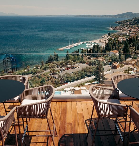 Vertigo &#x3C3;&#x3C4;&#x3BF; Angsana Corfu | To &#x3C9;&#x3C1;&#x3B1;&#x3B9;&#x3CC;&#x3C4;&#x3B5;&#x3C1;&#x3BF; bar &#x3C4;&#x3B7;&#x3C2; &#x39A;&#x3AD;&#x3C1;&#x3BA;&#x3C5;&#x3C1;&#x3B1;&#x3C2; &#x3B5;&#x3B3;&#x3BA;&#x3B1;&#x3B9;&#x3BD;&#x3B9;&#x3AC;&#x3B6;&#x3B5;&#x3B9; &#x3C4;&#x3B7; &#x3B8;&#x3B5;&#x3C1;&#x3B9;&#x3BD;&#x3AE; &#x3C3;&#x3B5;&#x3B6;&#x3CC;&#x3BD;