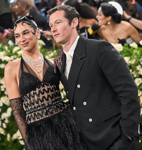 Dua Lipa &amp; Callum Turner | &#x3A0;&#x3C1;&#x3CE;&#x3C4;&#x3B7; &#x3B5;&#x3C0;&#x3AF;&#x3C3;&#x3B7;&#x3BC;&#x3B7; &#x3BA;&#x3BF;&#x3B9;&#x3BD;&#x3AE; &#x3B5;&#x3BC;&#x3C6;&#x3AC;&#x3BD;&#x3B9;&#x3C3;&#x3B7; &#x3C3;&#x3C4;&#x3BF; Met Gala 2025