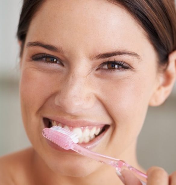 Πόσες φορές την ημέρα βουρτσίζεις τα δόντια σου; Μήπως το παρακάνεις;