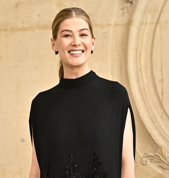 &#x393;&#x3B9;&#x3B1;&#x3C4;&#x3AF; &#x3B7; Rosamund Pike &#x3AD;&#x3BD;&#x3B9;&#x3C9;&#x3B8;&#x3B5; &quot;&#x3BD;&#x3C4;&#x3C1;&#x3BF;&#x3C0;&#x3B9;&#x3B1;&#x3C3;&#x3BC;&#x3AD;&#x3BD;&#x3B7;&quot; &#x3BA;&#x3B1;&#x3C4;&#x3AC; &#x3C4;&#x3B7; &#x3B4;&#x3B9;&#x3AC;&#x3C1;&#x3BA;&#x3B5;&#x3B9;&#x3B1; &#x3B5;&#x3C1;&#x3C9;&#x3C4;&#x3B9;&#x3BA;&#x3AE;&#x3C2; &#x3C3;&#x3BA;&#x3B7;&#x3BD;&#x3AE;&#x3C2; &#x3BC;&#x3B5; &#x3C4;&#x3BF;&#x3BD; Pierce Brosnan