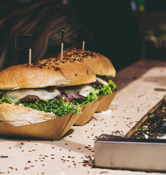 &#x388;&#x3BD;&#x3B1; burger &#x3B3;&#x3B9;&#x3B1; &#x3BD;&#x3B1; &#x3B3;&#x3B9;&#x3BF;&#x3C1;&#x3C4;&#x3AC;&#x3C3;&#x3B5;&#x3B9;&#x3C2; &#x3C4;&#x3BF; Oktoberfest &#x3B4;&#x3B9;&#x3B1;&#x3C6;&#x3BF;&#x3C1;&#x3B5;&#x3C4;&#x3B9;&#x3BA;&#x3AC;