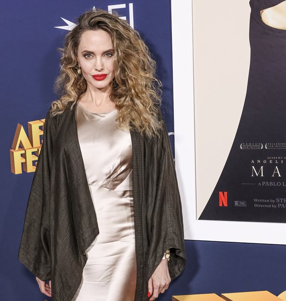 H Angelina Jolie &#x3BC;&#x3CC;&#x3BB;&#x3B9;&#x3C2; &#x3B5;&#x3C0;&#x3B1;&#x3BD;&#x3AD;&#x3C6;&#x3B5;&#x3C1;&#x3B5; &#x3C4;&#x3B9;&#x3C2; &#x3BC;&#x3C0;&#x3BF;&#x3CD;&#x3BA;&#x3BB;&#x3B5;&#x3C2; &#x3C3;&#x3C4;&#x3B7; &#x3BC;&#x3CC;&#x3B4;&#x3B1;