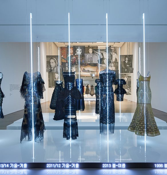 &quot;Mademoiselle Priv&#xE9; Seoul&quot;: &#x388;&#x3BD;&#x3B1; &#x3C4;&#x3B1;&#x3BE;&#x3AF;&#x3B4;&#x3B9; &#x3C3;&#x3C4;&#x3B7;&#x3BD; &#x3B9;&#x3C3;&#x3C4;&#x3BF;&#x3C1;&#x3AF;&#x3B1; &#x3C4;&#x3B7;&#x3C2; Chanel &#x3BC;&#x3AD;&#x3C3;&#x3B1; &#x3B1;&#x3C0;&#x3CC; &#x3BC;&#x3B9;&#x3B1; &#x3B5;&#x3BD;&#x3C4;&#x3C5;&#x3C0;&#x3C9;&#x3C3;&#x3B9;&#x3B1;&#x3BA;&#x3AE; &#x3AD;&#x3BA;&#x3B8;&#x3B5;&#x3C3;&#x3B7;