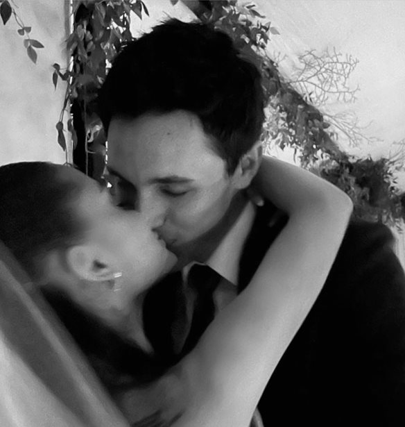 Ariana Grande | &#x3A0;&#x3B1;&#x3AF;&#x3C1;&#x3BD;&#x3B5;&#x3B9; &#x3B4;&#x3B9;&#x3B1;&#x3B6;&#x3CD;&#x3B3;&#x3B9;&#x3BF; &#x3BC;&#x3B5;&#x3C4;&#x3AC; &#x3B1;&#x3C0;&#x3CC; 2 &#x3C7;&#x3C1;&#x3CC;&#x3BD;&#x3B9;&#x3B1; &#x3B3;&#x3AC;&#x3BC;&#x3BF;&#x3C5;