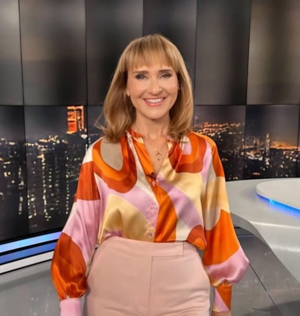 Η Μάρα Ζαχαρέα συνδύασε το καφέ δερμάτινο παντελόνι με την πιο κομψή pastel απόχρωση