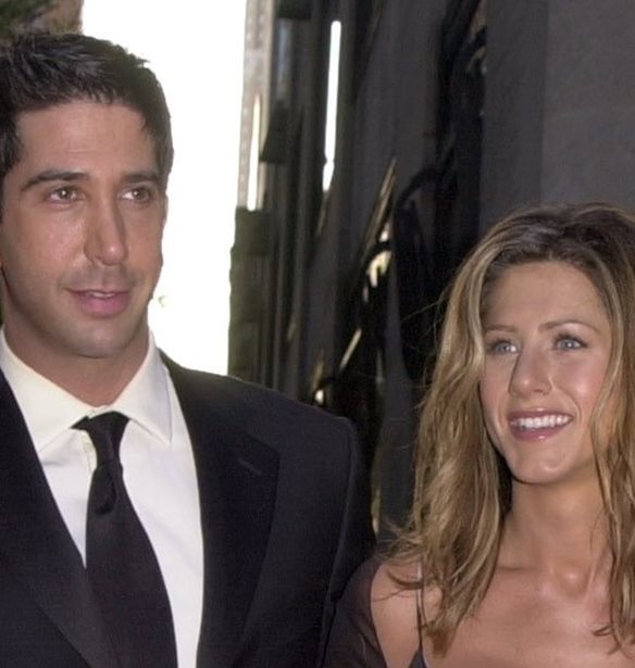 Friends Forever | &#x39F; David Schwimmer &#x3C4;&#x3C1;&#x3BF;&#x3BB;&#x3AC;&#x3C1;&#x3B5;&#x3B9; &#x3C4;&#x3B7; Jennifer Aniston &#x3BC;&#x3B5; &#x3BC;&#x3AF;&#x3B1; &#x3C6;&#x3C9;&#x3C4;&#x3BF;&#x3B3;&#x3C1;&#x3B1;&#x3C6;&#x3AF;&#x3B1; &#x3C4;&#x3BF;&#x3C5; &#x3C3;&#x3C4;&#x3BF; &#x3BD;&#x3C4;&#x3BF;&#x3C5;&#x3C2;