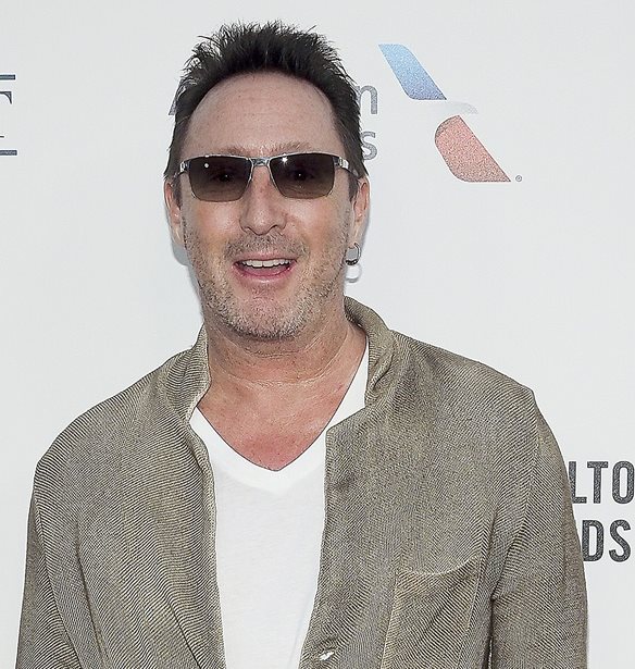 Julian Lennon | O &#x3B3;&#x3B9;&#x3BF;&#x3C2; &#x3C4;&#x3BF;&#x3C5; John Lennon &#x3C4;&#x3C1;&#x3B1;&#x3B3;&#x3BF;&#x3CD;&#x3B4;&#x3B7;&#x3C3;&#x3B5; &#x3B3;&#x3B9;&#x3B1; &#x3C0;&#x3C1;&#x3CE;&#x3C4;&#x3B7; &#x3C6;&#x3BF;&#x3C1;&#x3AC; &#x3C4;&#x3BF; &#x27;Imagine&#x27; &#x3B3;&#x3B9;&#x3B1; &#x3C4;&#x3B7;&#x3BD; &#x39F;&#x3C5;&#x3BA;&#x3C1;&#x3B1;&#x3BD;&#x3AF;&#x3B1;