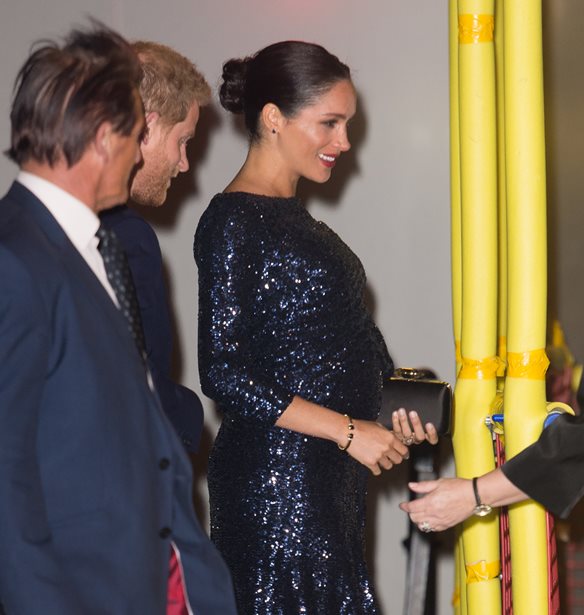 &#x397; &#x3B5;&#x3BA;&#x3B8;&#x3B1;&#x3BC;&#x3B2;&#x3C9;&#x3C4;&#x3B9;&#x3BA;&#x3AE; &#x3B5;&#x3BC;&#x3C6;&#x3AC;&#x3BD;&#x3B9;&#x3C3;&#x3B7; &#x3C4;&#x3B7;&#x3C2; Meghan Markle &#x3BC;&#x3B5; &#x3C6;&#x3CC;&#x3C1;&#x3B5;&#x3BC;&#x3B1; Roland Mouret