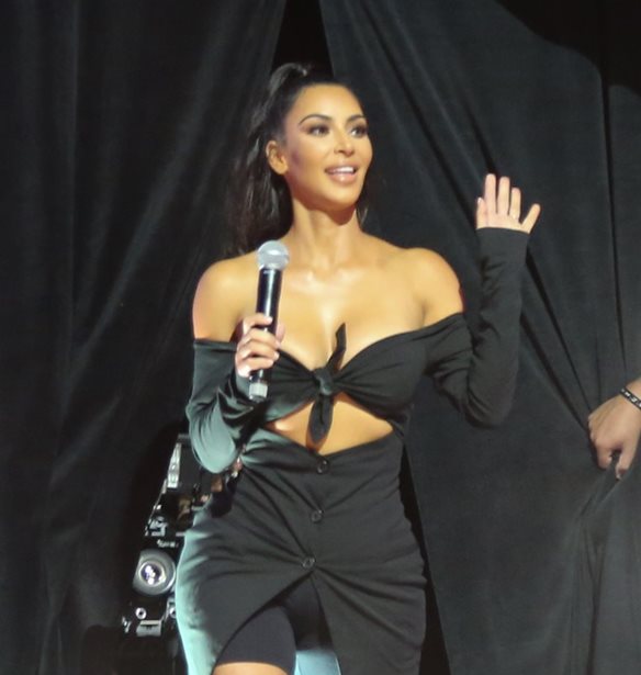 Kim Kardashian: &#x3A0;&#x3BF;&#x3CD; &#x3C4;&#x3B7;&#x3BD; &#x3B5;&#x3BD;&#x3C4;&#x3CC;&#x3C0;&#x3B9;&#x3C3;&#x3B5; &#x3BF; &#x3C6;&#x3C9;&#x3C4;&#x3BF;&#x3B3;&#x3C1;&#x3B1;&#x3C6;&#x3B9;&#x3BA;&#x3CC;&#x3C2; &#x3C6;&#x3B1;&#x3BA;&#x3CC;&#x3C2;;