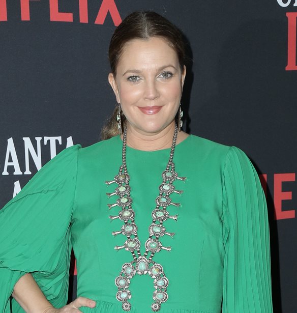 Drew Barrymore | &#x397; &#x3B5;&#x3BE;&#x3BF;&#x3BC;&#x3BF;&#x3BB;&#x3CC;&#x3B3;&#x3B7;&#x3C3;&#x3B7; &#x3B3;&#x3B9;&#x3B1; &#x3C4;&#x3B7;&#x3BD; &#x3B5;&#x3C0;&#x3BF;&#x3C7;&#x3AE; &quot;&#x3B4;&#x3C5;&#x3C3;&#x3BB;&#x3B5;&#x3B9;&#x3C4;&#x3BF;&#x3C5;&#x3C1;&#x3B3;&#x3AF;&#x3B1;&#x3C2;&#x27; &#x3C0;&#x3BF;&#x3C5; &#x3C0;&#x3AD;&#x3C1;&#x3B1;&#x3C3;&#x3B5; &#x3B5;&#x3BE;&#x3B1;&#x3B9;&#x3C4;&#x3AF;&#x3B1;&#x3C2; &#x3C4;&#x3BF;&#x3C5; &#x3B1;&#x3BB;&#x3BA;&#x3BF;&#x3CC;&#x3BB;