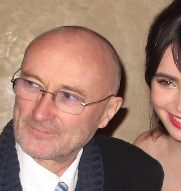 Lily Collins | &#x397; &#x3C4;&#x3C1;&#x3C5;&#x3C6;&#x3B5;&#x3C1;&#x3AE; &#x3B1;&#x3C6;&#x3B9;&#x3AD;&#x3C1;&#x3C9;&#x3C3;&#x3B7; &#x3BA;&#x3B1;&#x3B9; &#x3B7; &#x3C6;&#x3C9;&#x3C4;&#x3BF;&#x3B3;&#x3C1;&#x3B1;&#x3C6;&#x3AF;&#x3B1; &#x3B1;&#x3C0;&#x3CC; &#x3C4;&#x3B7;&#x3BD; &#x3C0;&#x3B1;&#x3B9;&#x3B4;&#x3B9;&#x3BA;&#x3AE; &#x3C4;&#x3B7;&#x3C2; &#x3B7;&#x3BB;&#x3B9;&#x3BA;&#x3AF;&#x3B1;, &#x3BC;&#x3B5; &#x3B1;&#x3C6;&#x3BF;&#x3C1;&#x3BC;&#x3AE; &#x3C4;&#x3B1; &#x3B3;&#x3B5;&#x3BD;&#x3AD;&#x3B8;&#x3BB;&#x3B9;&#x3B1; &#x3C4;&#x3BF;&#x3C5; &#x3C0;&#x3B1;&#x3C4;&#x3AD;&#x3C1;&#x3B1; &#x3C4;&#x3B7;&#x3C2;, Phil Collins