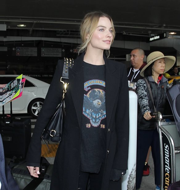 &#x39B;&#x3B1;&#x3C4;&#x3C1;&#x3AD;&#x3C8;&#x3B1;&#x3BC;&#x3B5; &#x3CC;&#x3C3;&#x3BF; &#x3C4;&#x3AF;&#x3C0;&#x3BF;&#x3C4;&#x3B1; &#x3C4;&#x3B1; sneakers &#x3C4;&#x3B7;&#x3C2; Margot Robbie