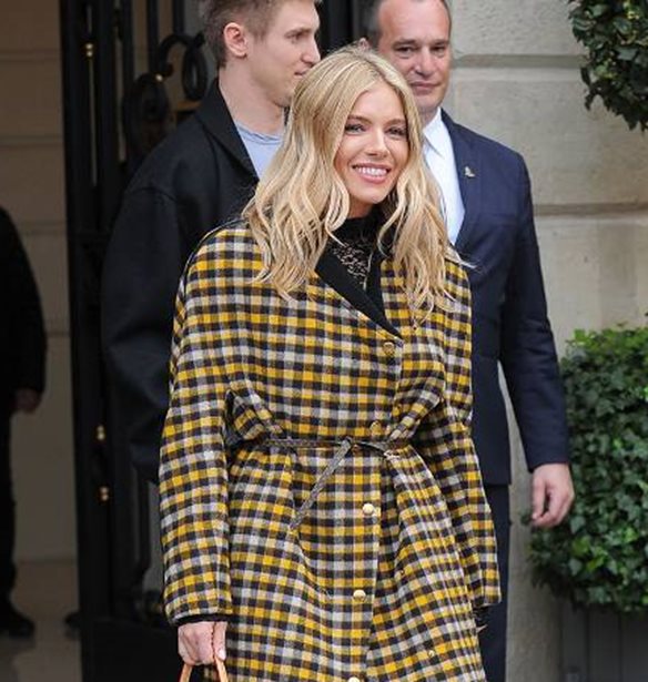 Η Sienna Miller φόρεσε το πιο ιδιαίτερο πανωφόρι