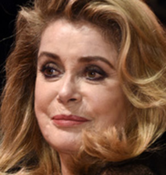 &#x397; Catherine Deneuve &#x3C5;&#x3C0;&#x3BF;&#x3B3;&#x3C1;&#x3AC;&#x3C6;&#x3B5;&#x3B9; &#x3C4;&#x3B7; &#x3BD;&#x3AD;&#x3B1; &#x3C3;&#x3C5;&#x3BB;&#x3BB;&#x3BF;&#x3B3;&#x3AE; &#x3C4;&#x3B7;&#x3C2; APC
