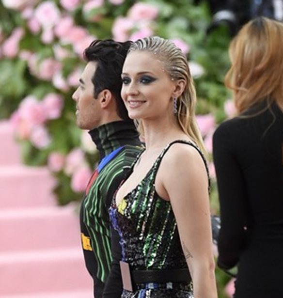 &#x3A4;&#x3BF; bachelorette &#x3C4;&#x3B7;&#x3C2; Sophie Turner &#x3C3;&#x3C4;&#x3B7;&#x3BD; &#x395;&#x3C5;&#x3C1;&#x3CE;&#x3C0;&#x3B7;