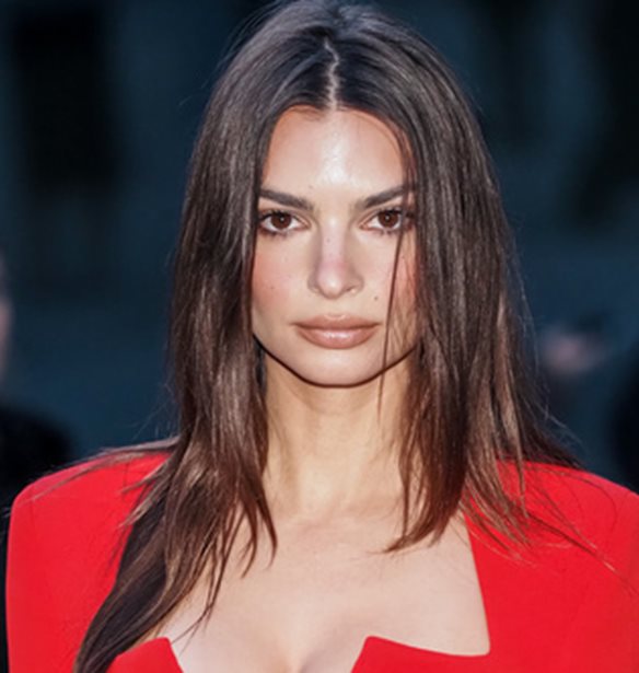 &#x397; Emily Ratajkowski &#x3BC;&#x3BF;&#x3B9;&#x3C1;&#x3AC;&#x3B6;&#x3B5;&#x3C4;&#x3B1;&#x3B9; &#x3BC;&#x3AF;&#x3B1; selfie &#x3B1;&#x3C0;&#x3CC; &#x3C4;&#x3B7;&#x3BD; &#x3B7;&#x3BC;&#x3AD;&#x3C1;&#x3B1; &#x3C0;&#x3BF;&#x3C5; &#x3AD;&#x3BC;&#x3B1;&#x3B8;&#x3B5; &#x3CC;&#x3C4;&#x3B9; &#x3AE;&#x3C4;&#x3B1;&#x3BD; &#x3AD;&#x3B3;&#x3BA;&#x3C5;&#x3BF;&#x3C2;