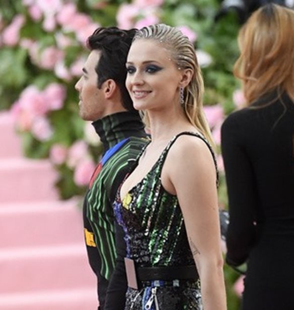 &#x397; Sophie Turner &quot;&#x3C4;&#x3B1; &#x3B2;&#x3AC;&#x3B6;&#x3B5;&#x3B9;&quot; &#x3BC;&#x3B5; &#x3C4;&#x3B9;&#x3C2; Influencers &#x3C4;&#x3BF;&#x3C5; Instagram