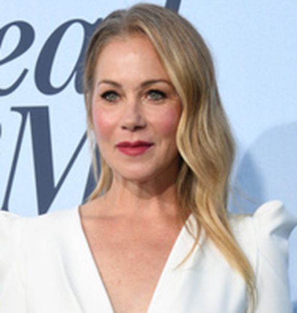 Christina Applegate: &quot;&#x3A4;&#x3BF; &quot;Dead to Me&quot; &#x3B5;&#x3AF;&#x3BD;&#x3B1;&#x3B9; &#x3C0;&#x3B9;&#x3B8;&#x3B1;&#x3BD;&#x3CC;&#x3C4;&#x3B1;&#x3C4;&#x3B1; &#x3B7; &#x3C4;&#x3B5;&#x3BB;&#x3B5;&#x3C5;&#x3C4;&#x3B1;&#x3AF;&#x3B1; &#x3BC;&#x3BF;&#x3C5; &#x3B4;&#x3BF;&#x3C5;&#x3BB;&#x3B5;&#x3B9;&#x3AC; &#x3C9;&#x3C2; &#x3B7;&#x3B8;&#x3BF;&#x3C0;&#x3BF;&#x3B9;&#x3CC;&#x3C2;&quot;