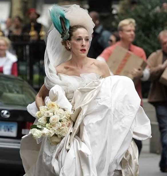 &#x397; Vivienne Westwood &#x3B3;&#x3B9;&#x3BF;&#x3C1;&#x3C4;&#x3AC;&#x3B6;&#x3B5;&#x3B9; &#x3C4;&#x3B7; 10&#x3B7; &#x3B5;&#x3C0;&#x3AD;&#x3C4;&#x3B5;&#x3B9;&#x3BF; &#x3C4;&#x3BF;&#x3C5; &#x3B8;&#x3C1;&#x3C5;&#x3BB;&#x3B9;&#x3BA;&#x3BF;&#x3CD; &#x3BD;&#x3C5;&#x3C6;&#x3B9;&#x3BA;&#x3BF;&#x3CD; &#x3B1;&#x3C0;&#x3CC; &#x3C4;&#x3BF; Sex and the City