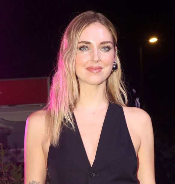 Chiara Ferragni | &#x397; &#x3C3;&#x3C4;&#x3B9;&#x3B3;&#x3BC;&#x3AE; &#x3C0;&#x3BF;&#x3C5; &#x3B1;&#x3BD;&#x3B1;&#x3BA;&#x3B1;&#x3BB;&#x3CD;&#x3C0;&#x3C4;&#x3B5;&#x3B9; &#x3C4;&#x3B7;&#x3BD; &#x3B1;&#x3C0;&#x3B9;&#x3C3;&#x3C4;&#x3AF;&#x3B1; &#x3C4;&#x3BF;&#x3C5; &#x3C0;&#x3C1;&#x3CE;&#x3B7;&#x3BD; (&#x3C0;&#x3BB;&#x3AD;&#x3BF;&#x3BD;) &#x3C3;&#x3C5;&#x3B6;&#x3CD;&#x3B3;&#x3BF;&#x3C5; &#x3C4;&#x3B7;&#x3C2;